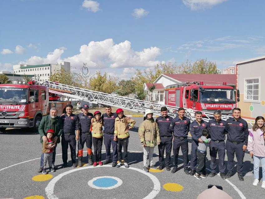 İtfaiyecileri okullarında ağırladılar