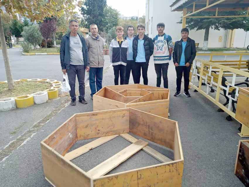 Eski sıralar saksıya dönüştürüldü