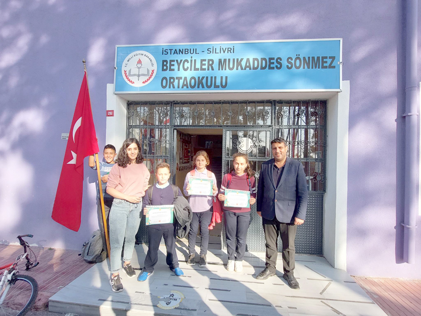 Kasım Ayı Kitap Kurdu öğrenciler belgelerini aldı