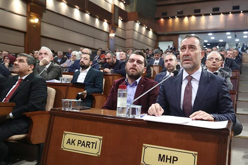Yılmaz’ın sözlerine aynı anda alkış ve protesto