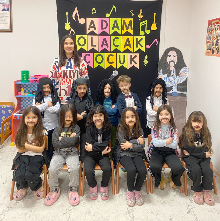Minikler Barış Manço’yu şarkıları eşliğinde andı