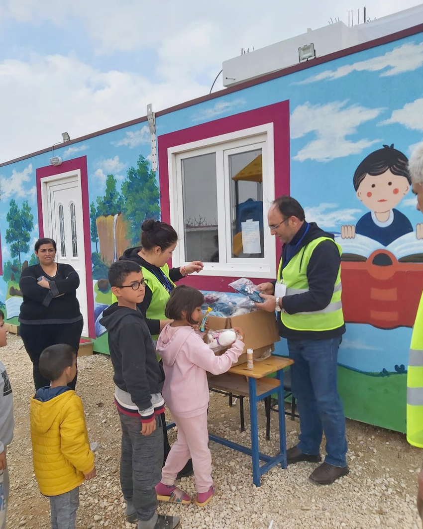 Defne’deki çocuklara oyuncakları teslim edildi