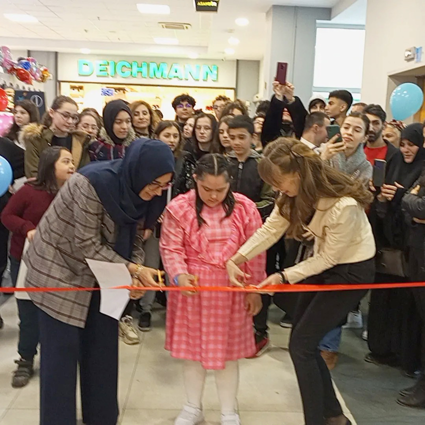 Esen İbak öğrencisi Meryem Çetinalp eserlerini sergiledi