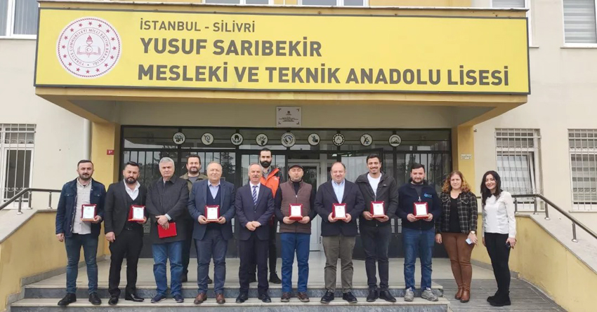 Destek olan firmalara teşekkür plaketi