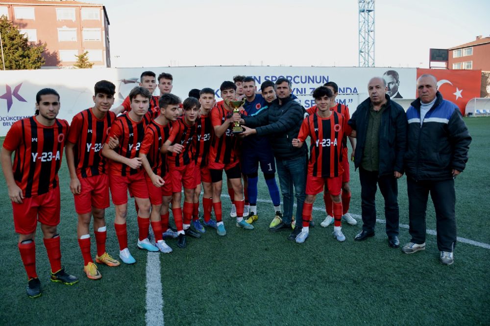 İstanbul U 18 Ligin şampiyonu Kosova Güçspor kupasını aldı