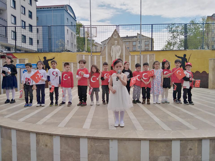 Gazi İlkokulu öğrencilerinden bayram gösterileri