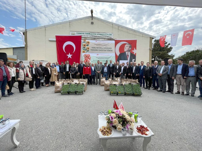 Bakanlıktan 180 çiftçiye 3200 kg ayçiçek tohumu