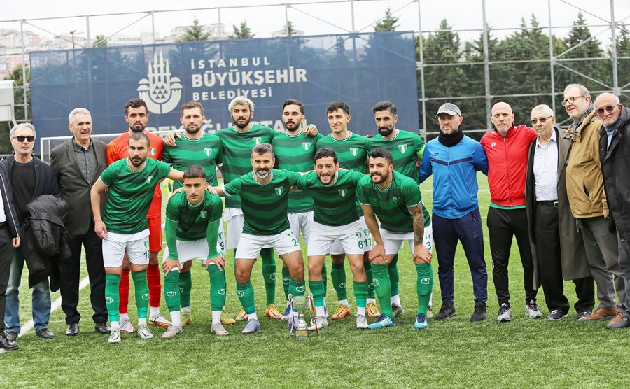 Beşyüzevlerspor şampiyonluk kupasını aldı