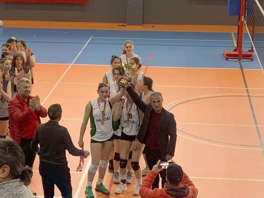 Liseler arası Voleybol Turnuvası’nın şampiyonu HASGAL