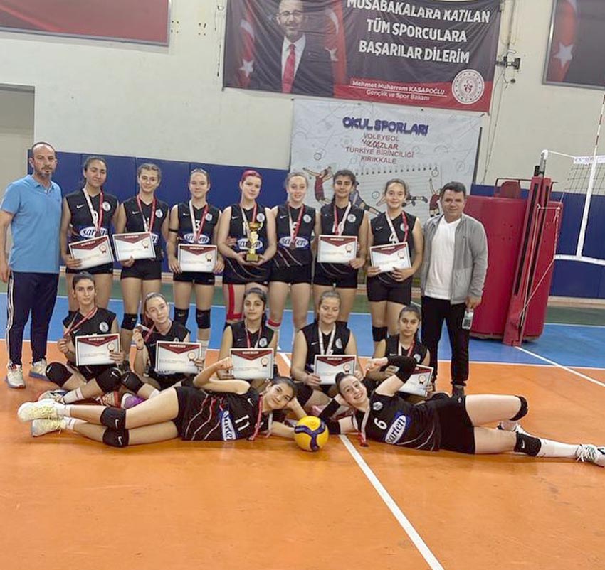 Çağrıbey’in kızları Voleybol Türkiye Üçüncüsü oldu