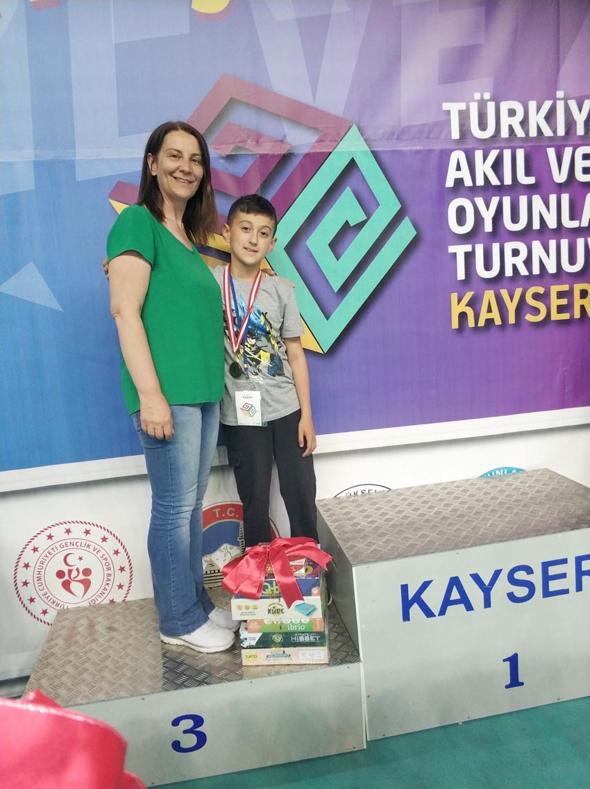 Gazi İlkokulunun gururu Alperen Adanır Türkiye 3’sü
