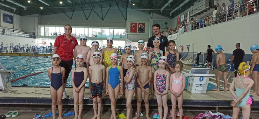 Yüzme Akademisi sporcularından yeni dereceler