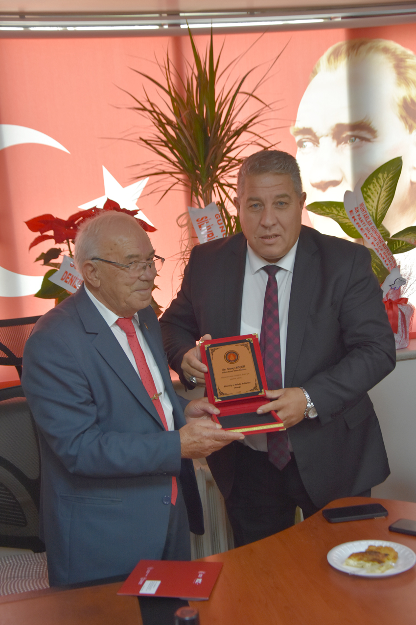 Muhtarlardan Koçer’e plaket