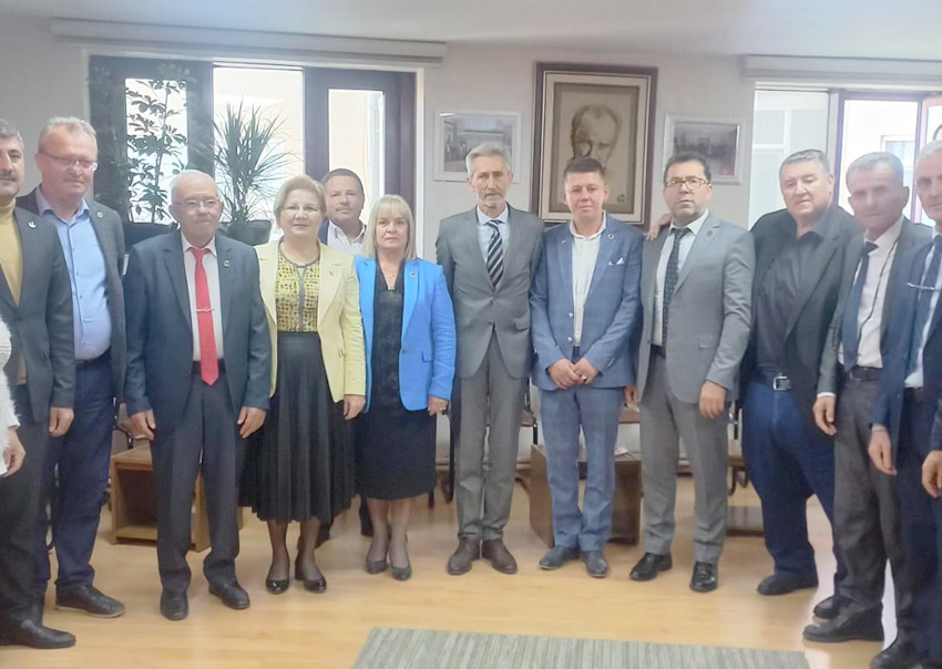 Avlu, muhtarları yalnız bırakmadı