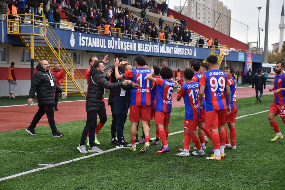 Soğuk havada Silivrispor güzel ısıttı 3-0
