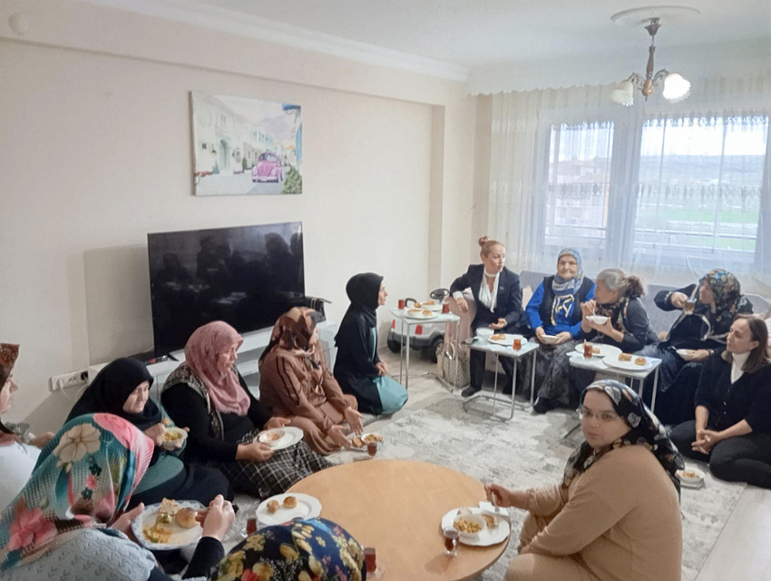 MHP’li kadınlar Zehra Cimbir’in evine misafir oldu