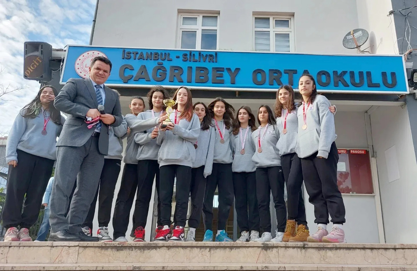 Çağrıbeyli Voleybolcu kızlar İstanbul 3’üncüsü