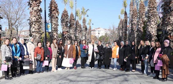 Ezgi Yılmaz, partili kadınlarla saha çalışmasında