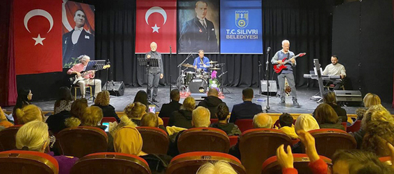 Denizaltı Orkestrası sevilen şarkılarla mest etti