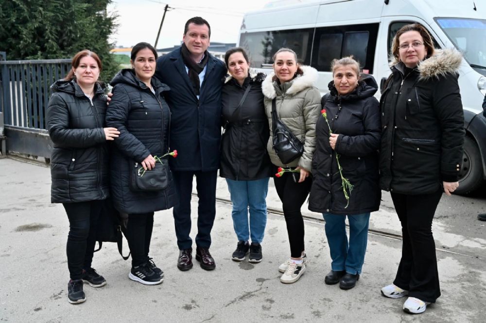 Balcıoğlu, fabrika işçisi kadınlarla servise bindi