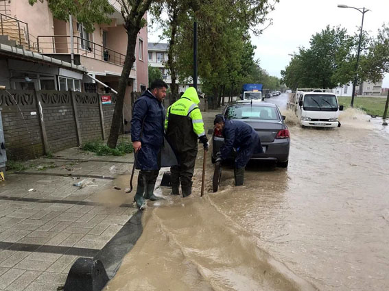 Silivri'de şiddetli yağmura ekipler müdahale etti