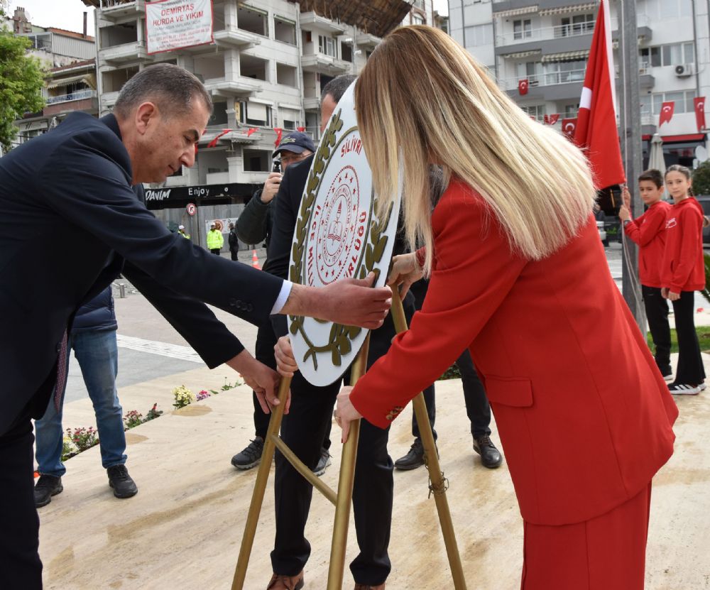 23 Nisan Ulusal Egemenlik ve Çocuk Bayramı 104. Yıl çelengi sunuldu