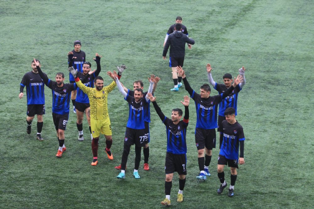 Seymenköy zirveye göz kırptı 4-0